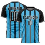 Aangepast zwart hemelsblauw-wit gesublimeerd voetbaltenue-shirt Aangepast zwart hemelsblauw-wit gesublimeerd voetbaltenue-shirt