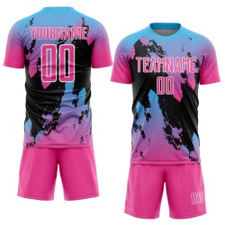 Aangepast roze hemelsblauw-zwart spatten sublimatie voetbaltenue shirt